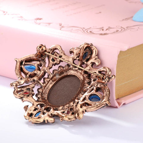 Chic Natural Cameo Brooch